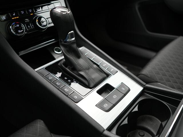 Skoda SUPERB Combi 1.4 TSI iV Business Edition Plus Plug In Hybrid 218pk Dealer O.H PHEV | Trekhaak Af Fabriek | Panodak | Cruise Control | Camera | Sportstoelen Verwarmd | Crystal LED | Apple Carplay | Navigatie | DAB |