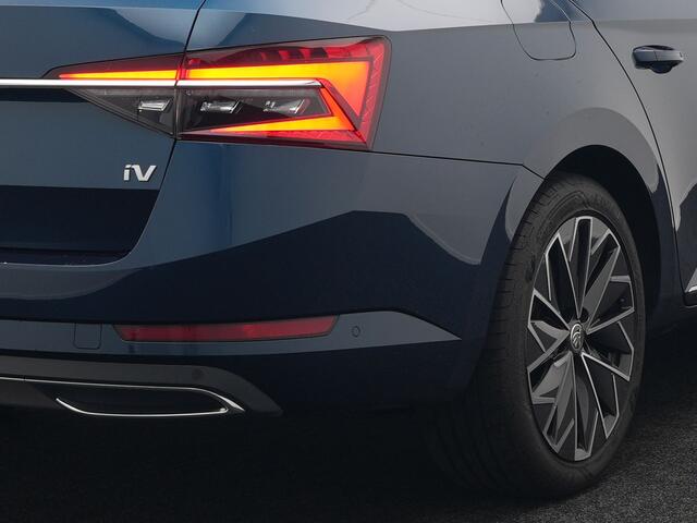 Skoda SUPERB Combi TSI iV Lauren & Klement Plug In Hybrid 218pk Dealer O.H PHEV | Panodak | Adaptive Cruise | 360 Camera | Lederen Sportstoelen Memory & Ventilatie | Lane assist | Navigatie | Apple Carplay | Virtual | Sfeerverlichting | Park Assist | DAB |