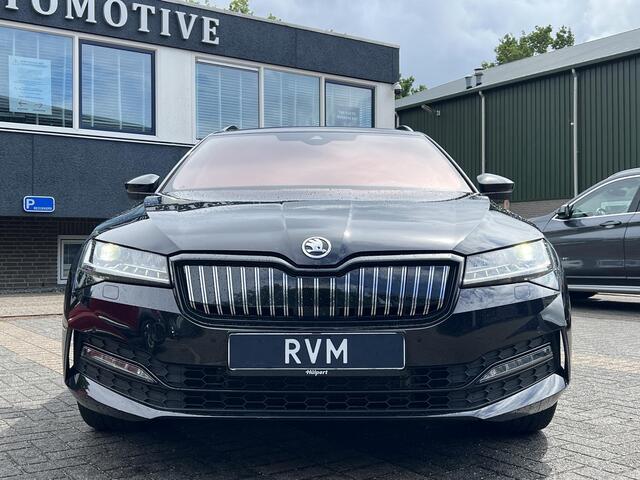 Skoda SUPERB Combi 1.4 TSI iV Sportline Business PHEV | PLUG-IN HYBRIDE | ADD CRUISE | STOEL/ STUURVERWARMING | ELEK. TREKHAAK | 360 CAMERA| ACHTERBANK VERWARMD| TREKHAAK | BOM VOL OPTIES | RIJKLAAR GELEVERD MET 12 MND BOVAG GARANTIE |