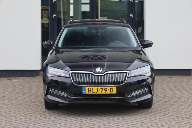 Skoda SUPERB Combi 1.4 TSI iV Ambition 218PK / 160kW Achteruitrijcamera, Apple Carplay & Android Auto, verwarmbare voorstoelen + stuurwiel, dynamische onderstelregeling (DCC), elektrisch bedienbare achterklep, wegklapbare trekhaak, full map navigatie, parkeersensoren