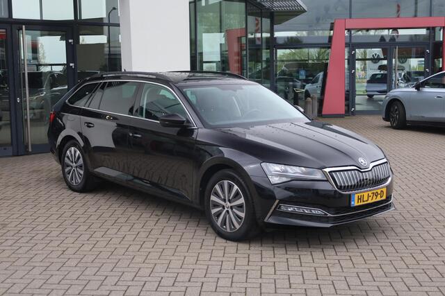 Skoda SUPERB Combi 1.4 TSI iV Ambition 218PK / 160kW Achteruitrijcamera, Apple Carplay & Android Auto, verwarmbare voorstoelen + stuurwiel, dynamische onderstelregeling (DCC), elektrisch bedienbare achterklep, wegklapbare trekhaak, full map navigatie, parkeersensoren