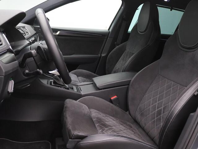 Skoda SUPERB Combi 1.4 TSI iV Sportline Business 218PK DSG Pano-Schuifdak, Adaptieve Cruise Controle, 360gr. Camera, Verwarmbare voorstoelen en achterbank, Memorystoel, Virtual Pedal, Keyless, Side Assist, Trekhaak, 19" LM Velgen