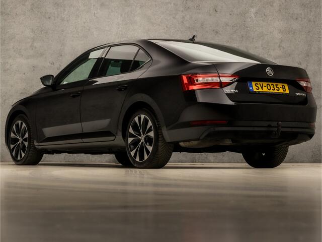 Skoda SUPERB 1.4 TSI Sport (APPLE CARPLAY, GROOT NAVI, CLIMATE, STOELVERWARMING, SPORTSTOELEN, GETINT GLAS, TREKHAAK, PARKEERSENSOREN, LM VELGEN, NIEUWSTAAT)