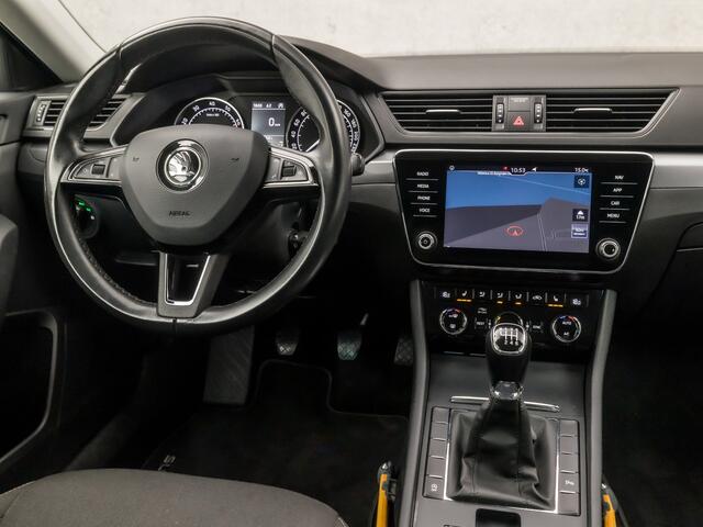 Skoda SUPERB 1.4 TSI Sport (APPLE CARPLAY, GROOT NAVI, CLIMATE, STOELVERWARMING, SPORTSTOELEN, GETINT GLAS, TREKHAAK, PARKEERSENSOREN, LM VELGEN, NIEUWSTAAT)