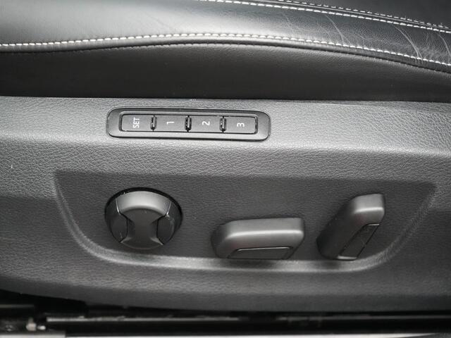 Skoda SUPERB Combi 1.4 TSI iV Laurin & Klement Plug In Hybrid 218pk Dealer O.H PHEV | Panodak | Crystal LED | Adaptive Cruise | Lederen Sportstoelen Memory & Verwarmd | Canton Audio | 360 Camera | Apple Carplay | Keyless | Stuur Verwarmd | Navigatie |