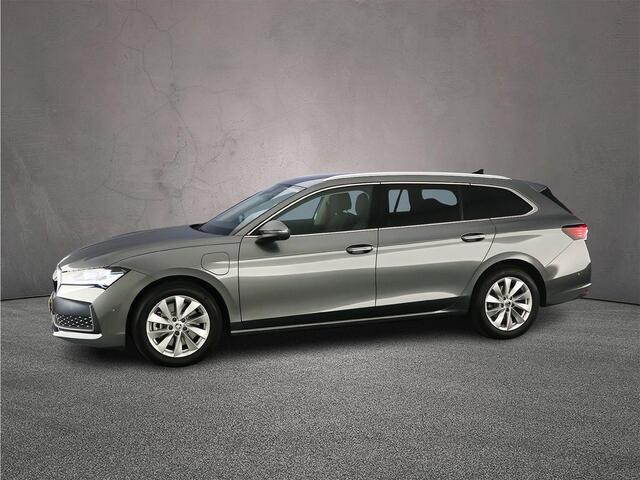 Skoda SUPERB Combi First Edition 1.5 TSI PHEV 204pk DSG Automaat Trekhaak, Adaptive cruise control, 360 camera, Achteruitrijcamera, Elektrische achterklep, Navigatie