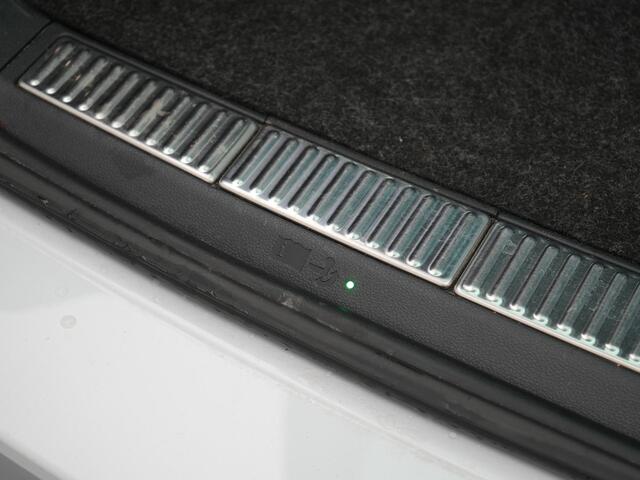 Skoda SUPERB Combi 1.4 TSI iV Sportline Business Plug In Hybrid 218pk Dealer O.H PHEV | Trekhaak Af Fabriek | Adaptive Cruise | Alcantara Sportstoelen Memory & Verwarmd | Canton Audio | Apple Carplay | Stuur Verwarmd | Keyless | Sfeerverlichting | Navigatie | DAB |