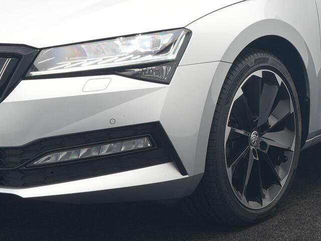 Skoda SUPERB Combi 1.4 TSI iV Sportline Plug In Hybrid 218pk Dealer O.H PHEV | Trekhaak Af Fabriek | Panodak | Adaptive Cruise | Camera | Alcantara Sportstoelen Memory & Verwarmd | Apple Carplay | Navigatie | Crystal LED | Sportstuur Vewarmd | Virtual | DAB |