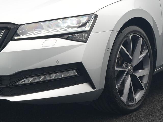 Skoda SUPERB Combi 1.4 TSI iV Sportline Business Plug In Hybrid 218pk Dealer O.H PHEV | Trekhaak Af Fabriek | Panodak | Adaptive Cruise | Alcantara Sportstoelen Memory & Verwarmd | Sfeerverlichting | Apple Carplay | Stuur Verwarmd | Virtual | Keyless | DAB | 19"L.M |