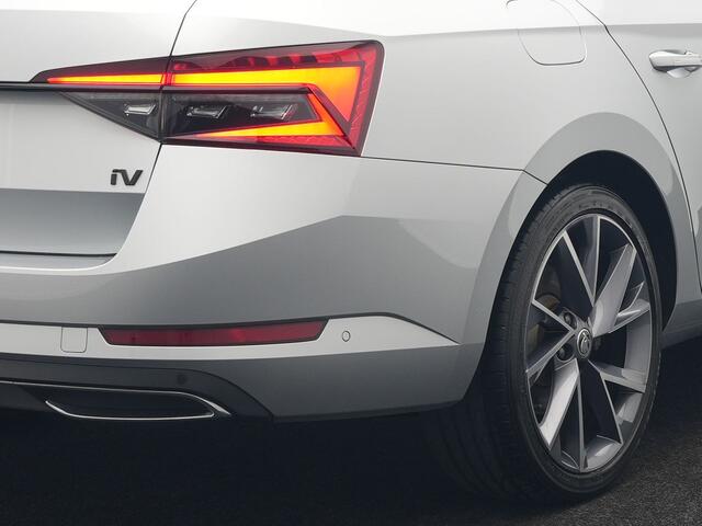 Skoda SUPERB Combi 1.4 TSI iV Sportline Business Plug In Hybrid 218pk Dealer O.H PHEV | Trekhaak Af Fabriek | Panodak | Adaptive Cruise | Alcantara Sportstoelen Memory & Verwarmd | Sfeerverlichting | Apple Carplay | Stuur Verwarmd | Virtual | Keyless | DAB | 19"L.M |