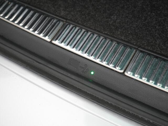 Skoda SUPERB Combi 1.4 TSI iV Sportline Business Plug In Hybrid 218pk Dealer O.H PHEV | Trekhaak Af Fabriek | Panodak | Adaptive Cruise | Alcantara Sportstoelen Memory & Verwarmd | Sfeerverlichting | Apple Carplay | Stuur Verwarmd | Virtual | Keyless | DAB | 19"L.M |