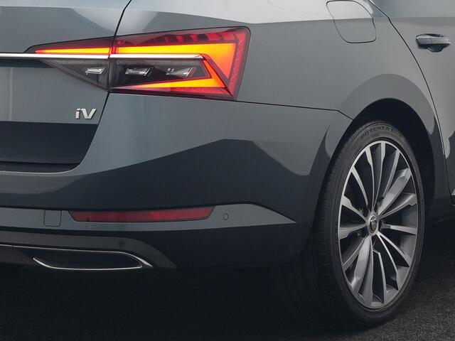 Skoda SUPERB Combi 1.4 TSI iV Laurin & Klement Plug In Hybrid 218pk PHEV | Trekhaak Af Fabriek | Adaptive Cruise | Canton Audio | Lederen Sportstoelen Memory & Verwarmd | Stuur Verwarmd | Sfeerverlichting | Apple Carplay | Navigatie | Virtual | Keyless | DAB