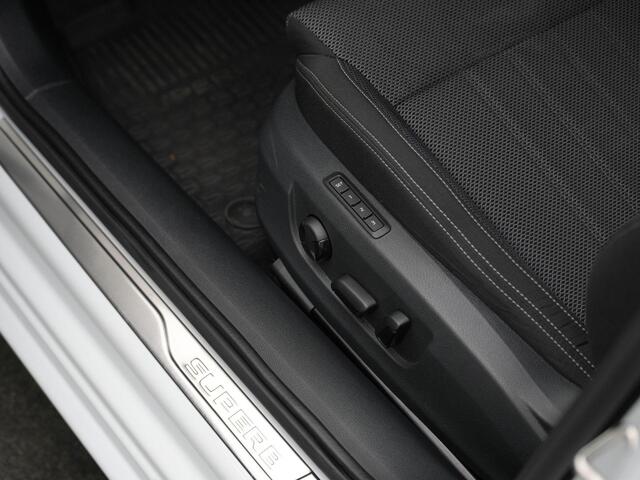 Skoda SUPERB Combi 1.4 TSI iV 218 pk DSG Business Edition | Trekhaak | Geheugenstoel | Matrix LED | Stoel-/achterbankverwarming | Achteruitrijcamera