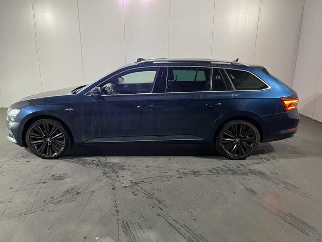 Skoda SUPERB Combi 1.4 TSI iV Laurin&Klement / AUTOMAAT/ PANO/ LEDER/ ELEKTR. STOEL/ SMARTLINK/ RIJ-MODI/ PARK. SENSOREN + CAMERA/ NAVI/ 19" LMV