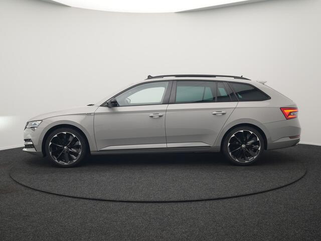 Skoda SUPERB Combi 1.4 TSI iV Sportline Plug In Hybrid 218pk Dealer O.H PHEV | Panodak | Crystal LED | Adaptive Cruise | Alcantara Sportstoelen Memory & Verwarmd | Camera | Apple Carplay | Sfeerverlichting | Navigatie | Virtual | DAB | 19" L.M |