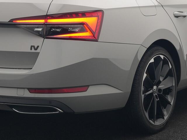 Skoda SUPERB Combi 1.4 TSI iV Sportline Plug In Hybrid 218pk Dealer O.H PHEV | Panodak | Crystal LED | Adaptive Cruise | Alcantara Sportstoelen Memory & Verwarmd | Camera | Apple Carplay | Sfeerverlichting | Navigatie | Virtual | DAB | 19" L.M |