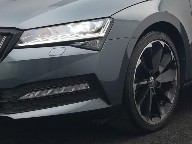 Skoda SUPERB Combi 1.4 TSI iV Sportline Business Plug In Hybrid 218pk Dealer O.H. PHEV | Trekhaak Af Fabriek | Panodak | Adaptive Cruise | 360 Camera | Alcantara Sportstoelen Memory & Verwarmd | Apple Carplay | Keyless | Blis | Virtual | Navigatie | DAB |