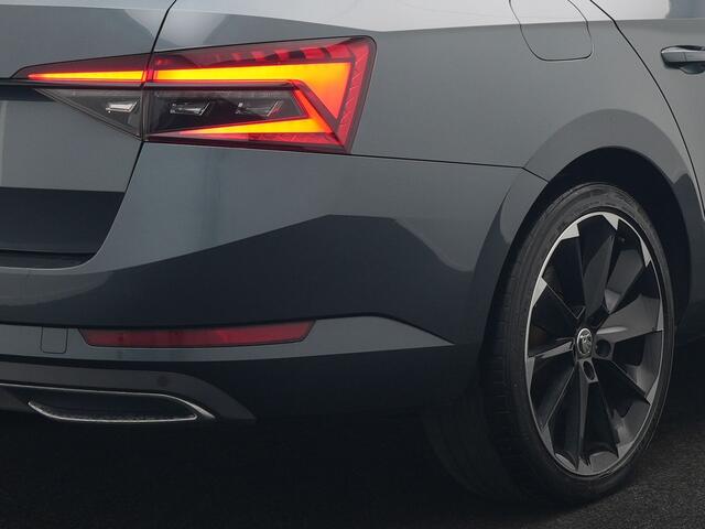 Skoda SUPERB Combi 1.4 TSI iV Sportline Business Plug In Hybrid 218pk Dealer O.H. PHEV | Trekhaak Af Fabriek | Panodak | Adaptive Cruise | 360 Camera | Alcantara Sportstoelen Memory & Verwarmd | Apple Carplay | Keyless | Blis | Virtual | Navigatie | DAB |