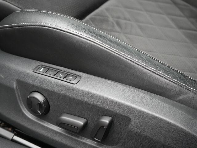 Skoda SUPERB Combi 1.4 TSI iV Sportline Business Plug In Hybrid 218pk Dealer O.H. PHEV | Trekhaak Af Fabriek | Panodak | Adaptive Cruise | 360 Camera | Alcantara Sportstoelen Memory & Verwarmd | Apple Carplay | Keyless | Blis | Virtual | Navigatie | DAB |