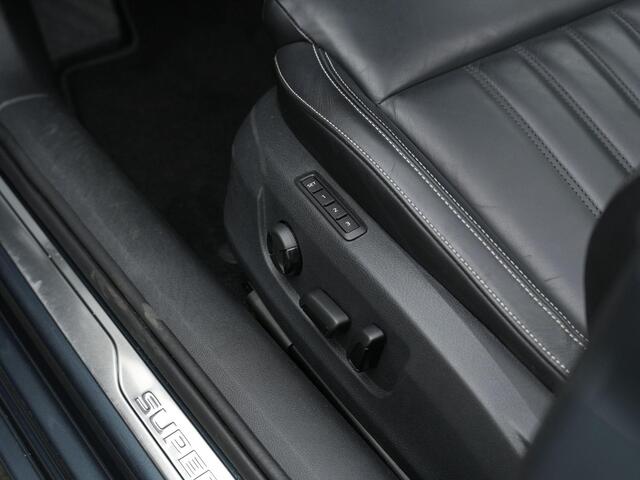 Skoda SUPERB Combi 1.4 TSI iV 218 pk DSG Laurin & Klement | Panoramadak | Trekhaak | Navigatie Columbus | Geheugenstoelen | Leder | Adaptief onderstel | Matrix LED | Canton