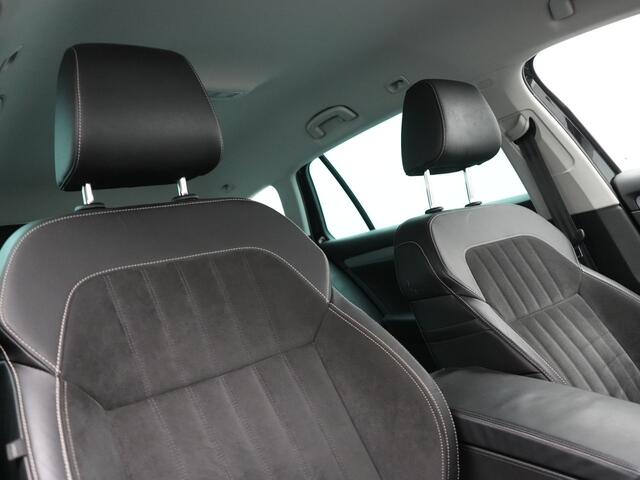 Skoda SUPERB Combi 1.4 TSI iV Business Edition Plus Plug In Hybrid 218pk Dealer O.H. PHEV | Trekhaak Af Fabriek | Adaptive Cruise | Camera | Canton Audio | Crystal LED | Alcantara Sportstoelen Memory & Verwarmd | Apple Carplay | Stuur Verwarmd | Keyless | Virtual | Bl