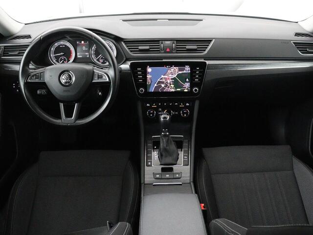 Skoda SUPERB 1.5 TSI Business Edition | Trekhaak | Stoelverwarming | Adaptive cruise | Camera | Memory | Carplay | Sfeerverlichting | Side Assist | Achterbankverwarming | Navigatie | Full LED