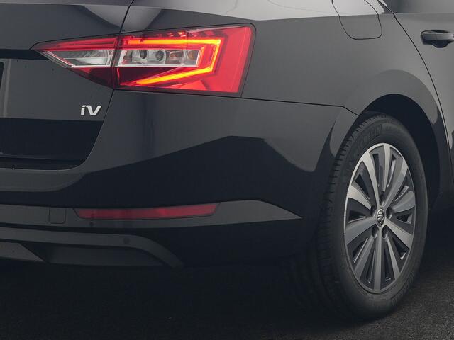 Skoda SUPERB Combi 1.4 TSI iV Business Edition Plus Plug In Hybrid 218pk PHEV | Trekhaak Af Fabriek | Crystal LED | Canton Audio | Sportstoelen & Stuur Verwarmd | Camera | Keyless | Cruise Control | Navigatie | Apple Carplay | Virtual | DAB | 17"L.M |