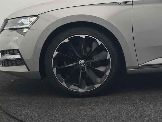 Skoda SUPERB Combi 1.4 TSI iV Sportline Business Plug In Hybrid 218pk Dealer O.H. PHEV | Trekhaak Af Fabriek | Adaptive Cruise | 360 Camera | Canton Audio | Alcantara Sportstoelen Memory & Verwarmd | Sfeerverlichting | Stuur Verwarmd | Keyless | Crystal LED | DAB |