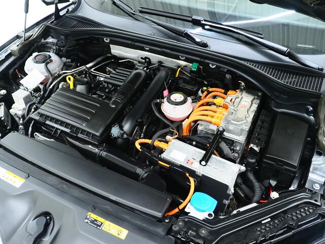 Skoda SUPERB Combi 1.4 TSI iV Laurin & Klement | Panoramadak | Massage | Canton | Leder | Trekhaak | Keyless | Adaptive | Carplay