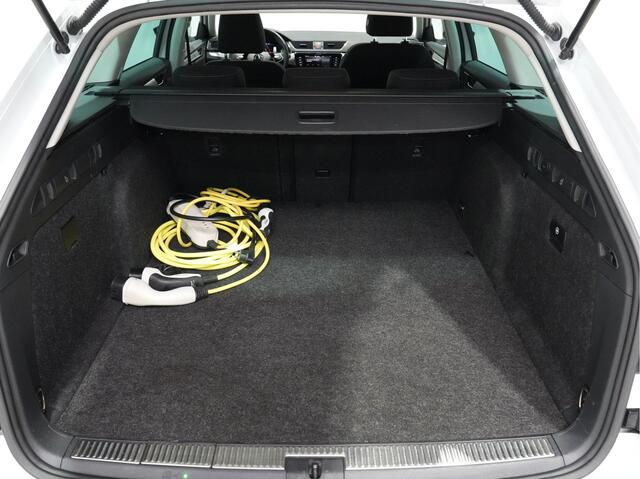 Skoda SUPERB Combi 1.4 TSI iV 204pk PHEV Business Edition Plus Trekhaak Camera 18"velgen Android/Carplay Keyless