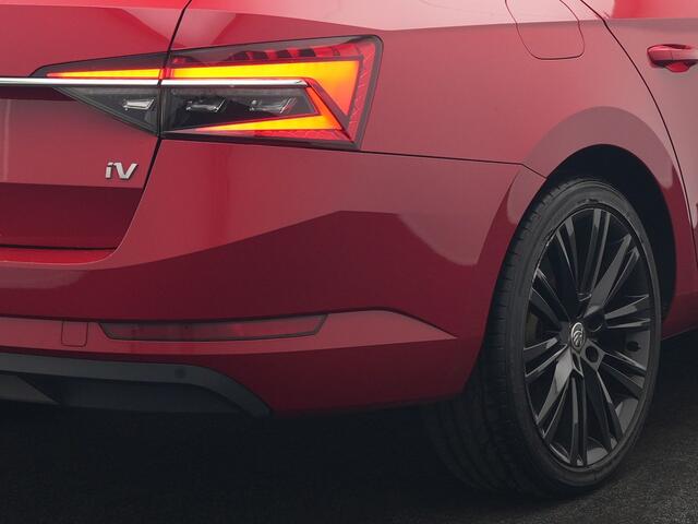 Skoda SUPERB Combi 1.4 TSI iV Business Edition PHEV 218pk Dealer O.H. | Trekhaak Af Fabriek | Adaptive Cruise | 360 Camera | Canton Audio | Lederen Sportstoelen Massage & Ventilatie & Memory | Sfeerverlichting | Stoelen & Stuur Verwarmd | Keyless | Plug In Hybrid