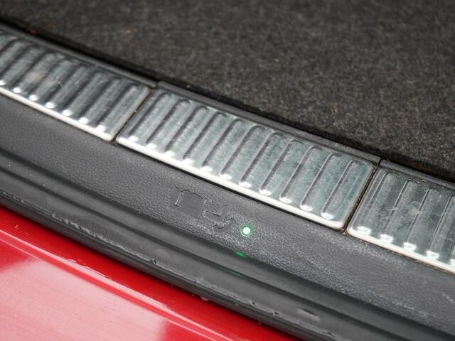 Skoda SUPERB Combi 1.4 TSI iV Business Edition PHEV 218pk Dealer O.H. | Trekhaak Af Fabriek | Adaptive Cruise | 360 Camera | Canton Audio | Lederen Sportstoelen Massage & Ventilatie & Memory | Sfeerverlichting | Stoelen & Stuur Verwarmd | Keyless | Plug In Hybrid