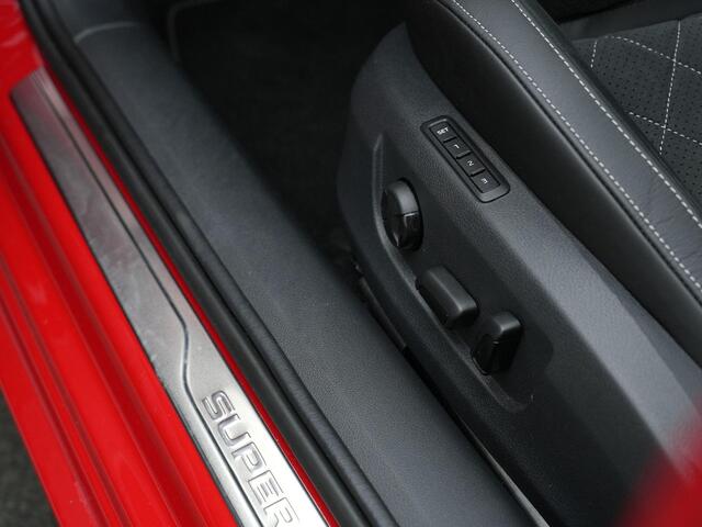 Skoda SUPERB Combi 1.4 TSI iV 218 pk Sportline | Panoramadak | Trekhaak | Navigatie Columbus | Geheugenstoelen | Adaptief onderstel | 360 camera