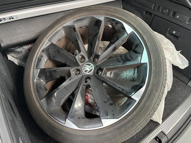 Skoda SUPERB Combi 1.4 TSI iV Sportline / AUTOMAAT/ DCC/ TREKHAAK/ STUUR+STOELVERWARM./ MEMORY SEAT/ DODEHOEK/ PARK.SENSOR.V+A/ CAMERA/ SMARTLINK/ ACC/ KEYLESS/ ELEK.ACHTERKLEP/ DAB/ NAVI/ CLIMA/ LED/ 19'' LMV