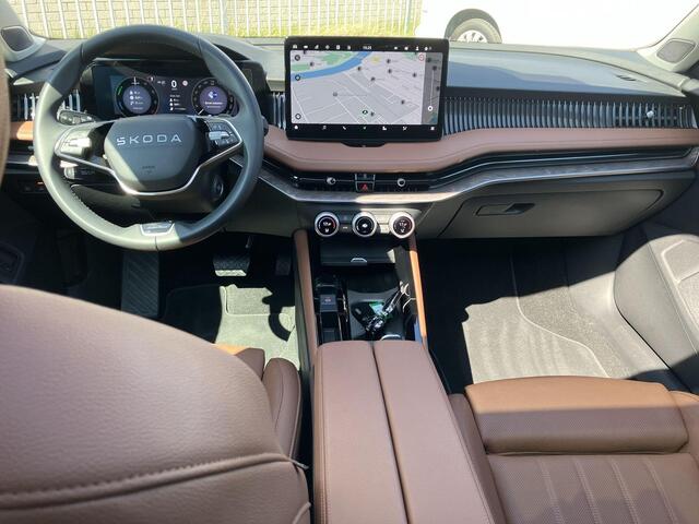 Skoda SUPERB 1.5TSI 150kW/204PK PHEV Laurin en Klement · Leder · Panoramadak · Trekhaak · Garantie t/m 02-03-2030 of 100000km.