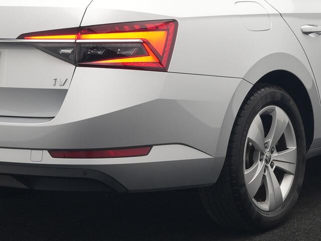 Skoda SUPERB Combi 1.4 TSI iV Business Edition PHEV 218pk Dealer O.H. | Adaptive Cruise | Camera | Voorstoelen Verwarmd | Apple Carplay | Crystal LED | Navigatie | Virtual Cockpit | DAB |