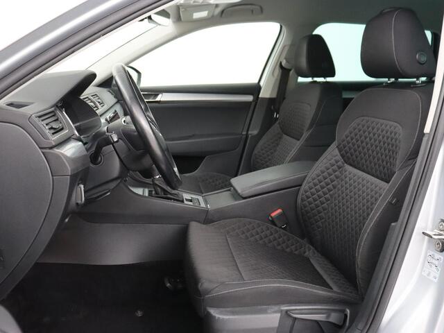 Skoda SUPERB 1.4 TSI iV Business Edition | SOH 87,2% | Camera | Carplay | Full LED | Digital Cockpit | Navigatie | Climate control | Cruise control | Bluetooth | Parkeerhulp | PHEV | Plug In