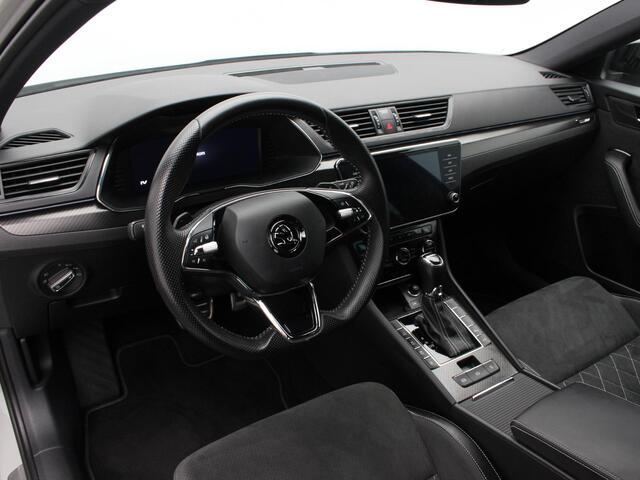 Skoda SUPERB Combi 1.4 TSI iV Sportline Business | Trekhaak | Camera | Stoel/Stuur Verwarming | Carplay | Navigatie | Climatronic | 19 Inch | 39.084 Km !!