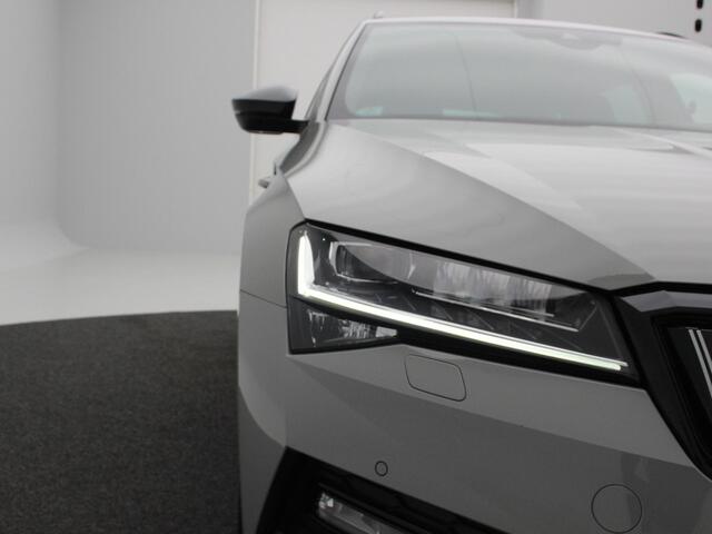 Skoda SUPERB Combi 1.4 TSI iV Sportline Business | Trekhaak | Camera | Stoel/Stuur Verwarming | Carplay | Navigatie | Climatronic | 19 Inch | 39.084 Km !!