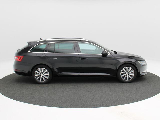 Skoda SUPERB Combi 1.6 TDi 120 Pk Greenline Business | Stoelverwarming | Climatronic | Cruise Control | Parkeersensoren | Bi-xenon Koplampen | CarPlay | 17 Inch
