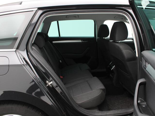 Skoda SUPERB Combi 1.6 TDi 120 Pk Greenline Business | Stoelverwarming | Climatronic | Cruise Control | Parkeersensoren | Bi-xenon Koplampen | CarPlay | 17 Inch