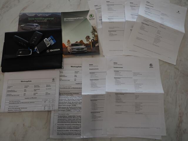 Skoda SUPERB Combi 1.4 TSI iV Laurin & Klement | Panoramadak | Leder | Trekhaak | Massage | Canton | Keyless | Adaptive Cruise