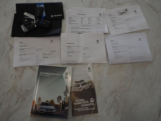 Skoda SUPERB Combi 1.4 TSI iV Style | Leder/Alcantara | Camera | Keyless | Memory | Virtual | Adaptive Cruise | Sfeerlicht