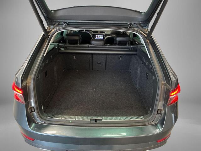 Skoda SUPERB Combi 1.4 TSI iV 218pk DSG Laurin & Klement · Panoramadak · Inklap. Trekhaak · Canton Audio · Lederen Bekleding · Elek. Stoelen + Geheugen Bestuurder · Stuur- & Stoelverwarming ·