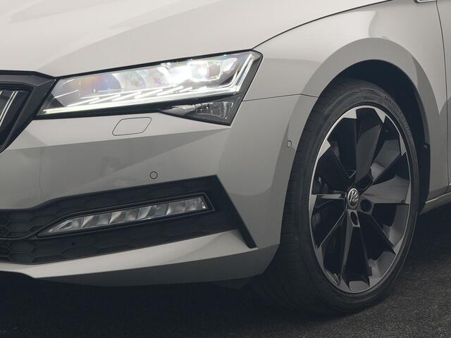 Skoda SUPERB Combi 1.4 TSI iV Sportline Business PHEV 218pk Dealer O.H. | Trekhaak Af Fabriek | Panodak | Adaptive Cruise | Canton Audio | 360 Camera | Alcantara Sportstoelen Memory & Verwarmd | Sfeerverlichting | Blis | Keyless | Plug In Hybrid |