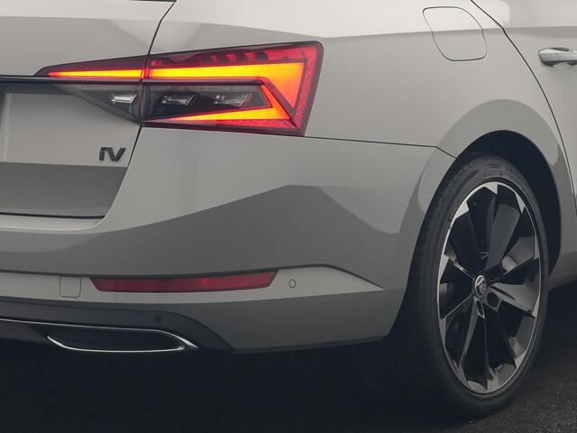 Skoda SUPERB Combi 1.4 TSI iV Sportline Business PHEV 218pk Dealer O.H. | Trekhaak Af Fabriek | Panodak | Adaptive Cruise | Canton Audio | 360 Camera | Alcantara Sportstoelen Memory & Verwarmd | Sfeerverlichting | Blis | Keyless | Plug In Hybrid |