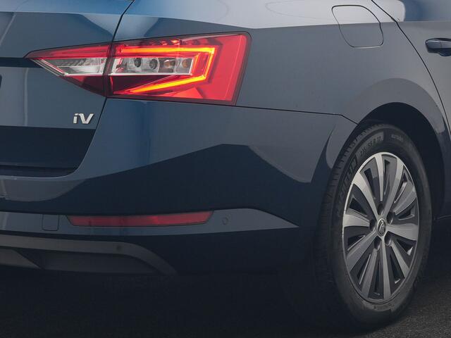 Skoda SUPERB Combi 1.4 TSI iV Business Edition PHEV 218pk Dealer O.H. | Adaptive Cruise | Camera | Canton Audio | Stoelen & Stuur Verwarmd | Blis | Keyless | Apple Carplay | Navigatie | DAB | Plug In Hybrid |