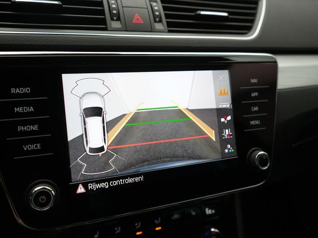 Skoda SUPERB Combi 1.4 TSI iV Business Edition PHEV 218pk Dealer O.H. | Adaptive Cruise | Camera | Canton Audio | Stoelen & Stuur Verwarmd | Blis | Keyless | Apple Carplay | Navigatie | DAB | Plug In Hybrid |