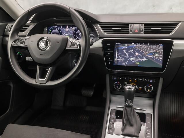 Skoda SUPERB Combi 1.4 TSI iV Sport 218Pk Automaat (VIRTUAL COCKPIT, APPLE CARPLAY, GROOT NAVI, MEMORY SEAT, LEDER/ALCANTARA, CAMERA, STOELVERWARMING, ADAPTIVE CRUISE, ELEK ACHTERKLEP, NIEUWSTAAT)
