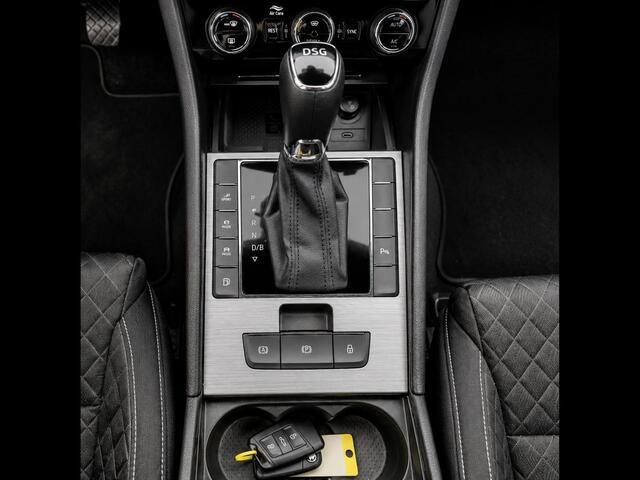 Skoda SUPERB Combi 1.4 TSI DSG Aut. iV Business Edition Plus Trekhaak Camera Navi Carplay DCC Stoelverwarming Verwarmbare Voorruit Cruise Control Full LED PDC VA